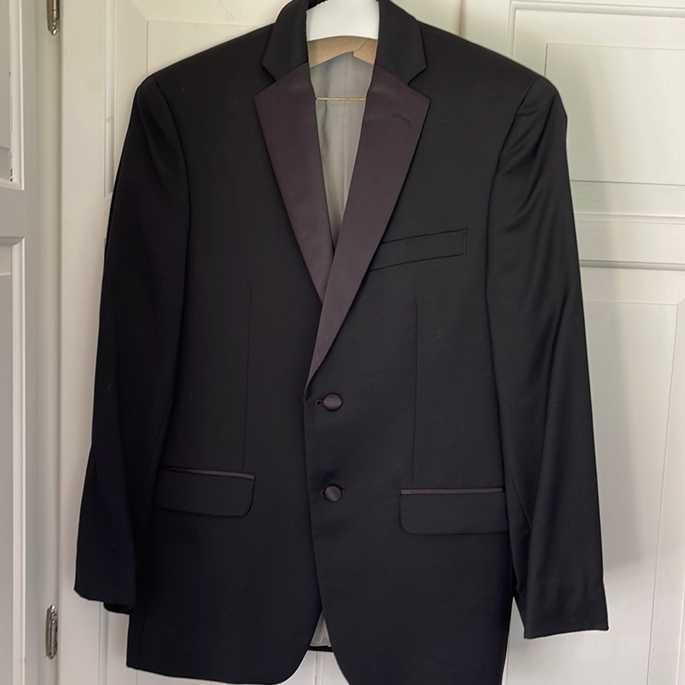 Mens Calvin Klein 4pc Lightweight Wool Tuxedo